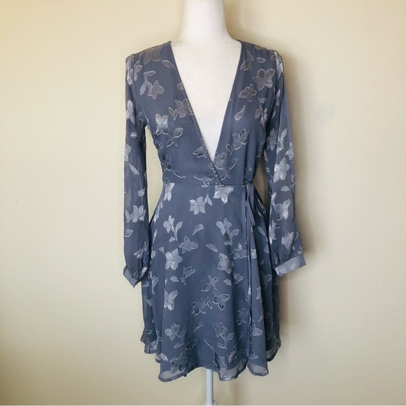 ASTR THE LABEL DUSTY BLUE BURNOUT WRAP FLORAL DRESS Size: XS - Picture 14 of 16